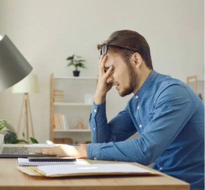 Retirement plan guide for business concept of a confused investor holding his head with a hand on his computer.